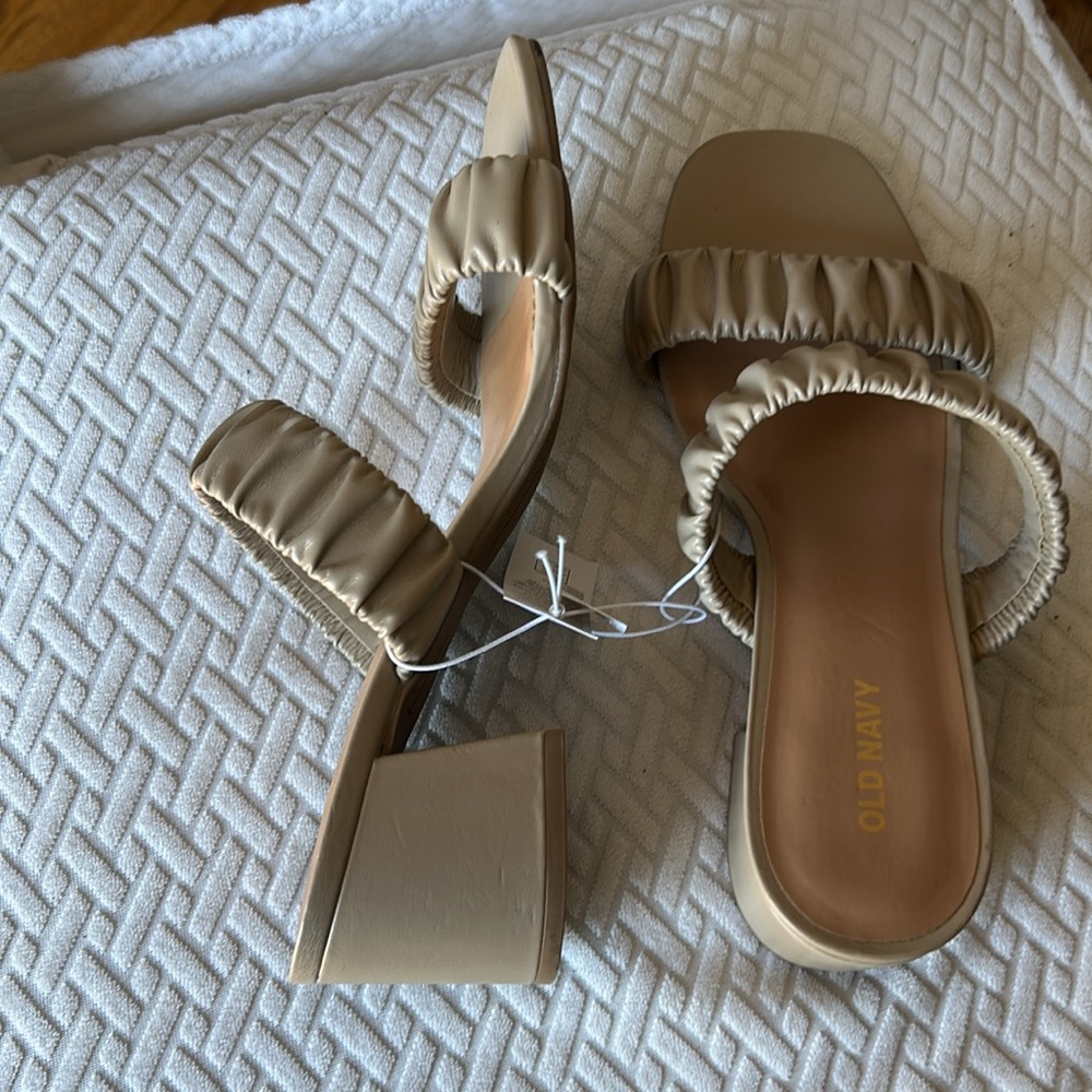 Old Navy Cream Ruched Sandals - Picture 4 of 6